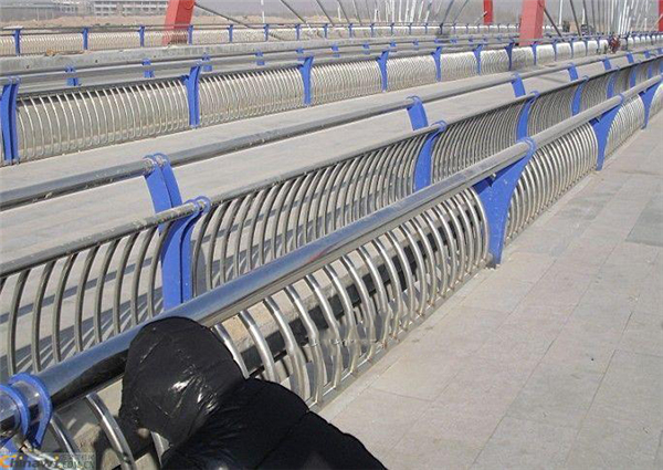 晋城不锈钢复合管护栏一种安全而耐用的防护解决方案