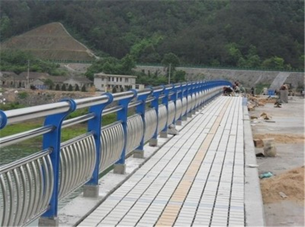 晋城不锈钢桥梁护栏的特性及其在现代建筑中的应用